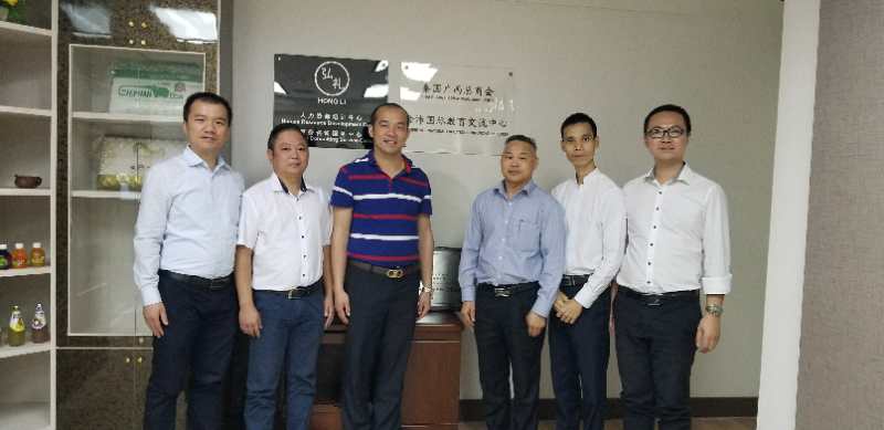 國際部合伙人黃文超（左一），林健偉（左二）國際部總監(jiān)吳琪（右一）執(zhí)行董事粟宥朝（左三），泰國廣西總商會副主席劉漢政（右二），泰國華人青年商會會長助理黃志乾(右三)