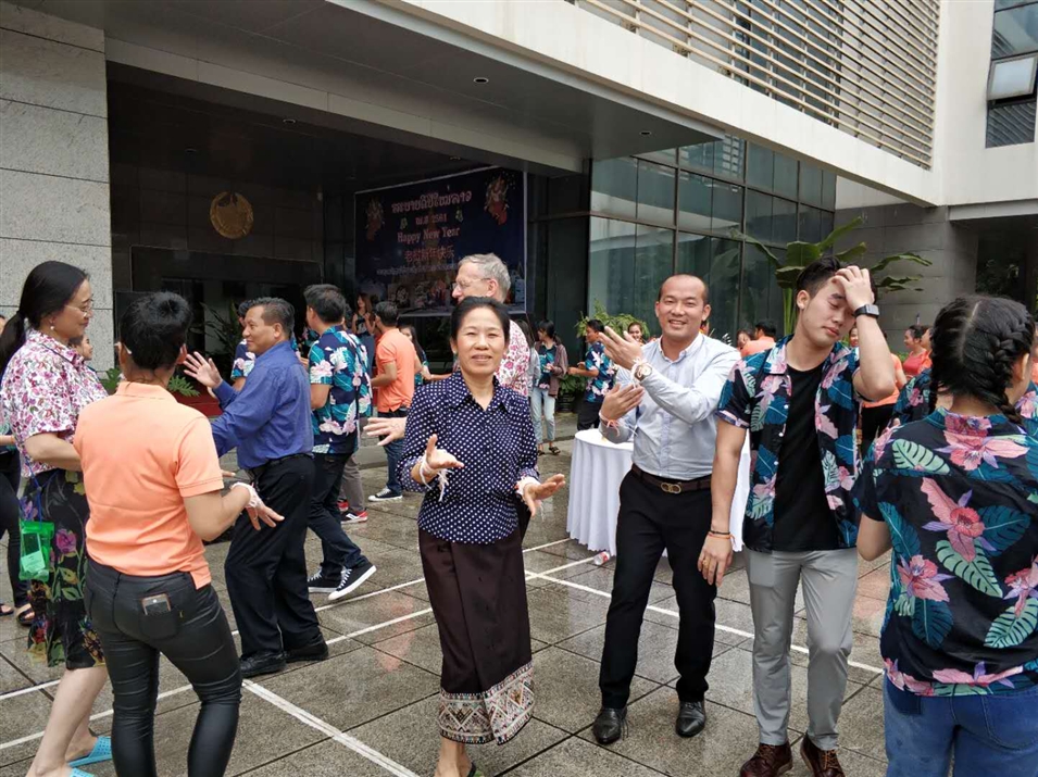 老撾駐南寧總領(lǐng)事萬?！ぞS麗雅彭女士與廣西金沛教育執(zhí)行董事粟宥朝先生一起在總領(lǐng)事館廣場(chǎng)載歌載舞