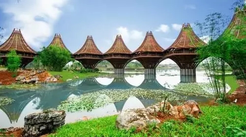 圖為中國-東盟友誼館。該建筑以廣西的風雨橋為原型，寓意“手拉手，心連心”。表達中國與東盟十國睦鄰友好、合作共贏之意。
