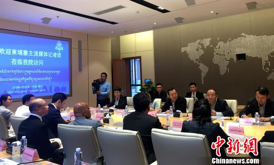 柬埔寨主流媒體采訪團(tuán)在廣西大學(xué)與師生交流。