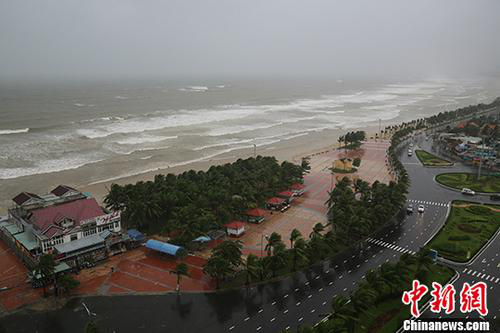 資料圖：2017年11月5日，越南峴港某處海灘風雨交加。