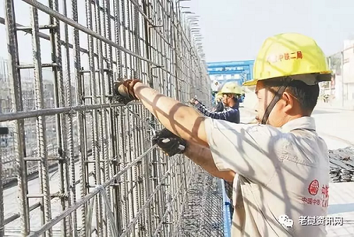 在中老鐵路萬象制梁場(chǎng)，中老兩國技術(shù)人員正在進(jìn)行橋梁預(yù)制。本報(bào)記者 孫廣勇攝