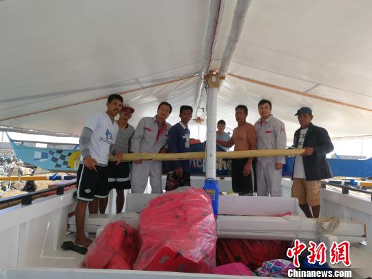 中國(guó)援助菲律賓PGN大橋工程可行性研究項(xiàng)目”（ThePanay-Guimaras-NegrosBridgeProject）海洋水深測(cè)量勘測(cè)人員，3月1日在吉馬拉斯海峽作業(yè)時(shí)，成功營(yíng)救兩名菲律賓落水漁民。圖為兩位漁民及家屬對(duì)進(jìn)行營(yíng)救的中國(guó)勘測(cè)人員合影表達(dá)感謝。 中交公路規(guī)劃設(shè)計(jì)院有限公司 攝